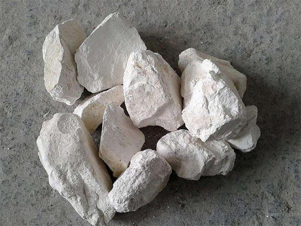 為什么要在魚塘里撒生石灰？
